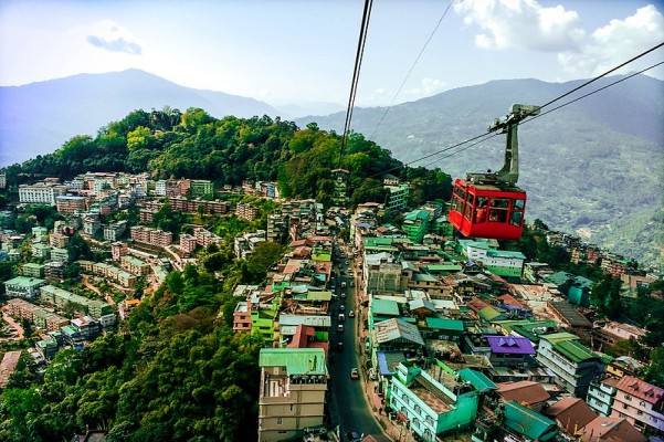 800px-1_Beauty_of_hill_city_Gangtok (1)